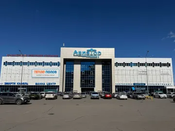 Торговый центр «Авиатор» с улицы и парковка